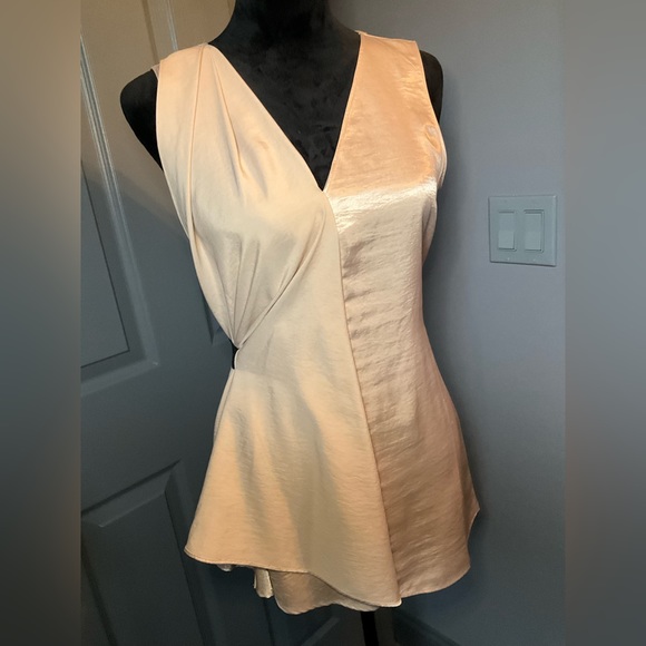 Simply Vera wang med. sleeveless top with belt - Picture 4 of 4